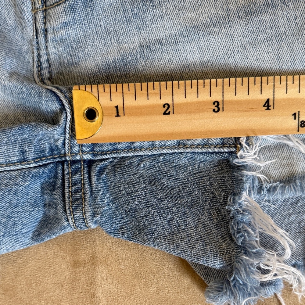 Daze  Tough Love Denim Frayed Hem Distressed Light Wash Women’s  Shorts Size 24 - Picture 4 of 11